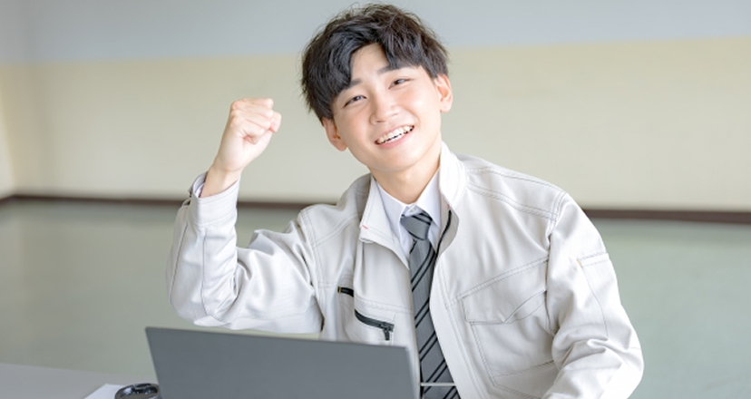 ガッツポーズをする男性社員